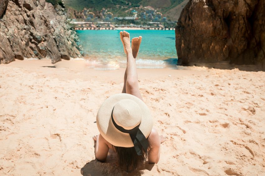 femme avec chapeau sur la plage en espagne pour un evjf