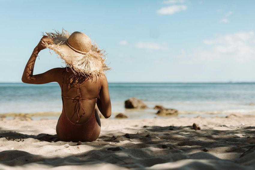 femme sur la plage a marbella avec chapeau de paille