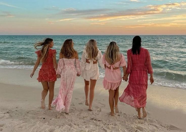 groupe de copines en robes roses pour un evjf en espagne