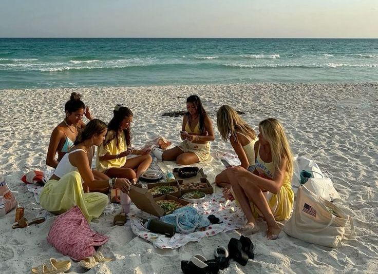 groupe de copines qui pique nique sur la plage pour un evjf a lloret del mar