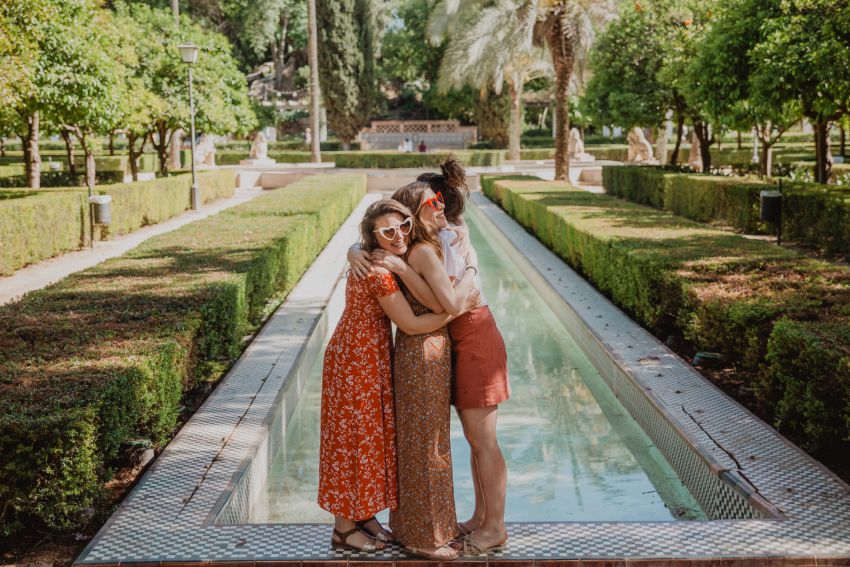 trois amies qui se font un calin dans un parc a madrid pour un evjf