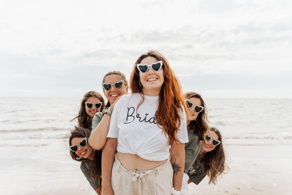 groupe de copines sur la plage pour un enterrement de vie de jeune fille insolite en espagne