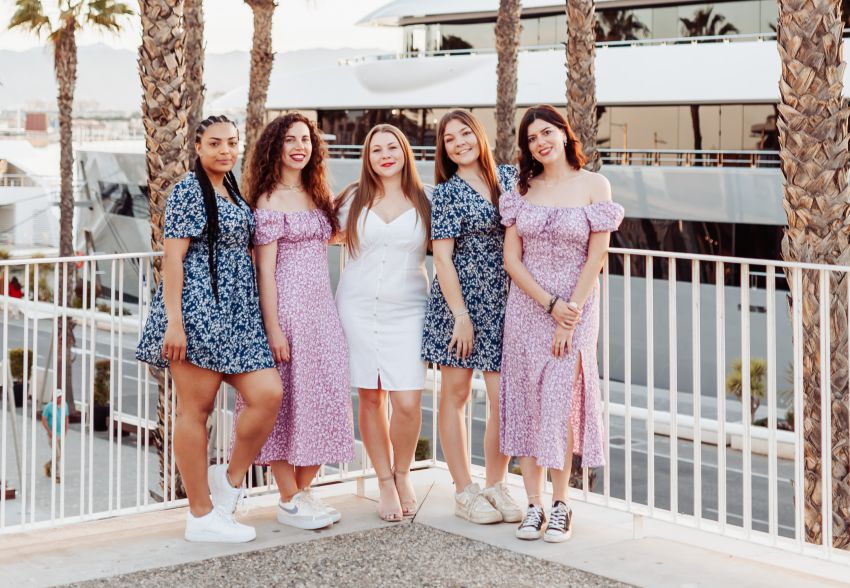 groupe de copines sur un balcon a seville pour un evjf