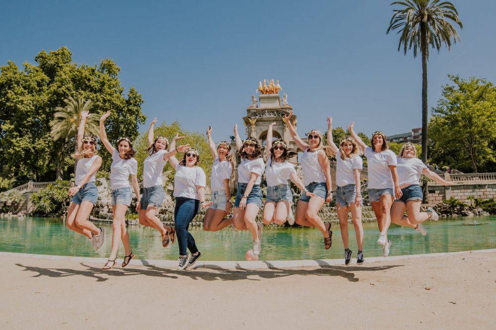 groupe de jeunes femmes au parc de la ciutadella a barcelone pour un evjf