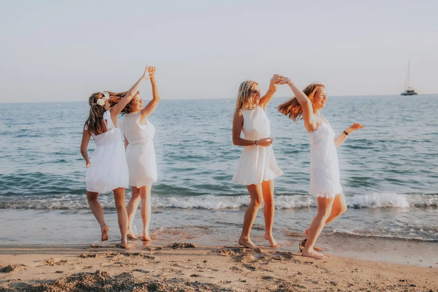 jeunes femmes qui dansent sur la plage pour un evjf a lloret del mar