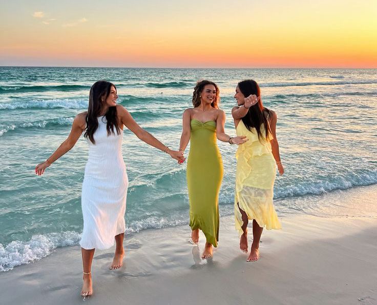 trio de copines a marbella pour un evjf a la plage