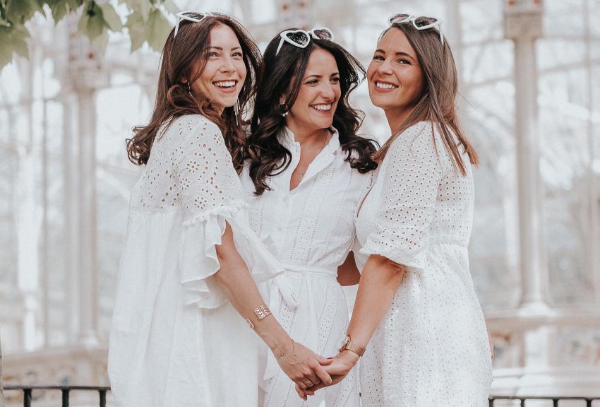 trois copines en robes blanches pendant un shooting photo evjf a madrid