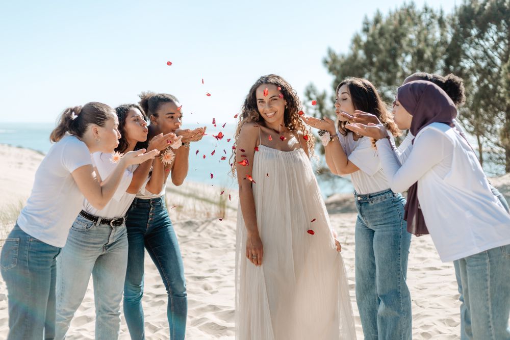 amies sur la plage pendant une chasse au trésor en espagne pour un enterrement de vie de jeune fille