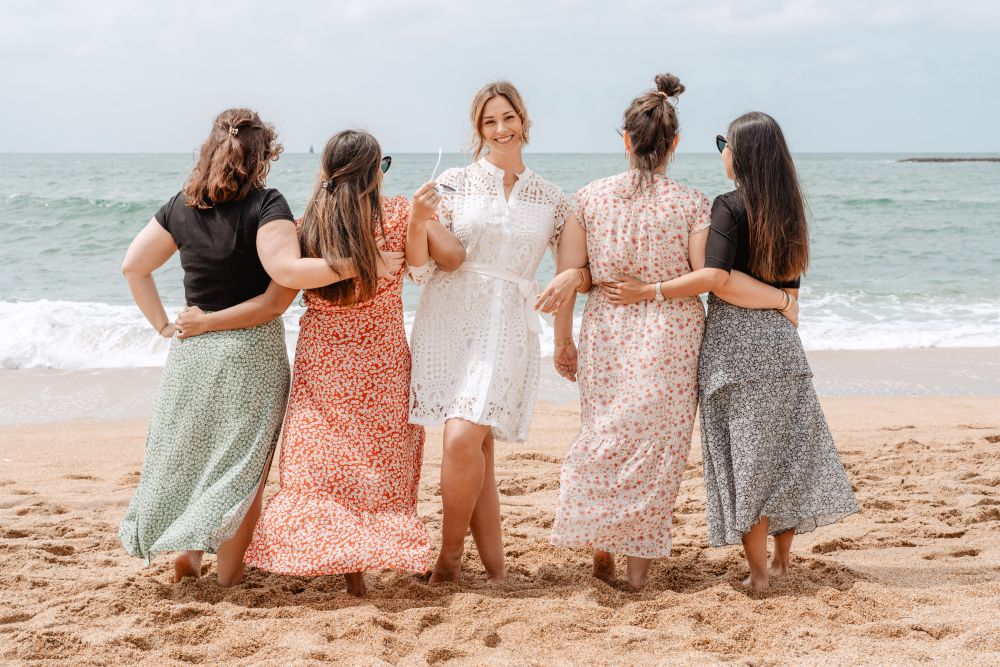 cinq copines en robes a fleurs sur la plage a ibiza pour un shooting photo evjf