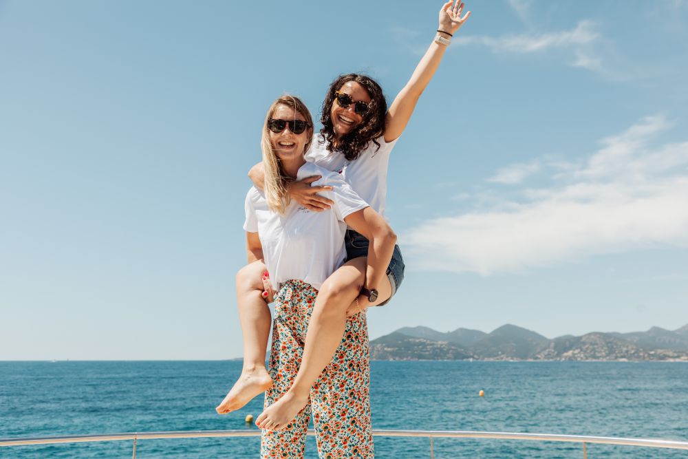 duo de copines sur un bateau pour un evjf en espagne