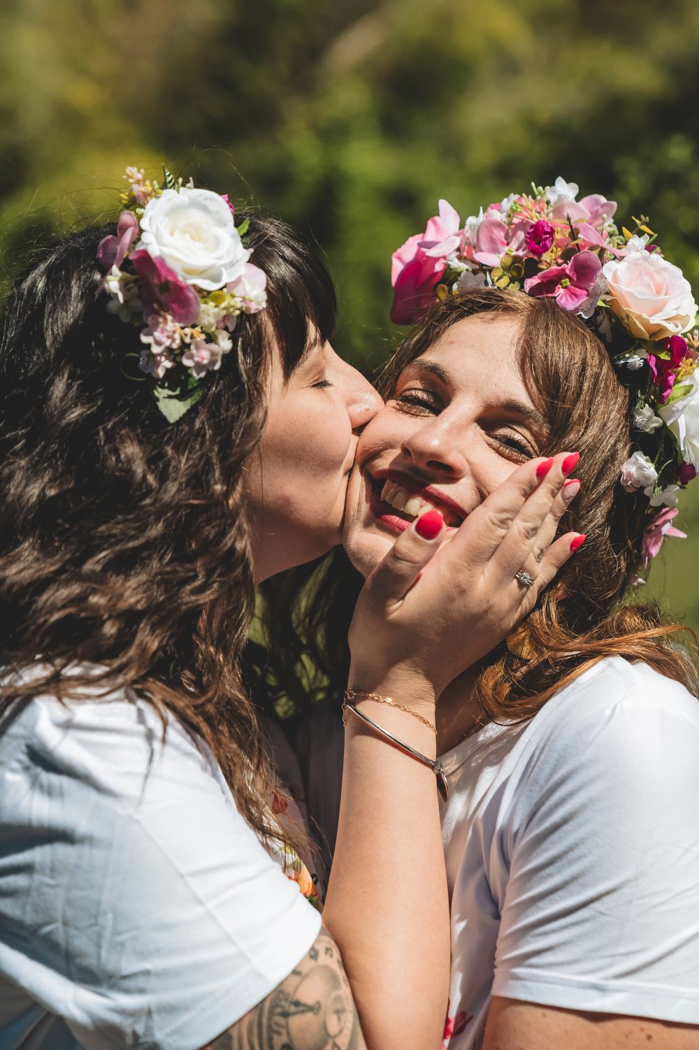 future mariee et sa copine qui lui fait un bisou sur la joue pendant un shoot evjf