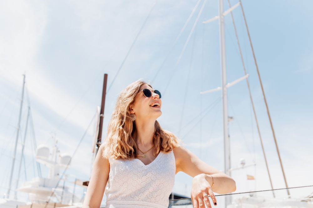 future mariee sur un bateau pendant son evjf en espagne