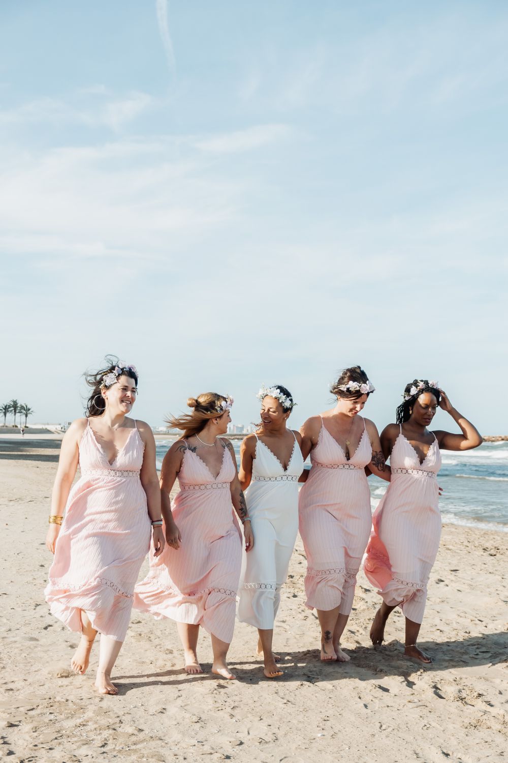 groupe de copines qui marchent sur la plage pour un shooting photo evjf a marbella