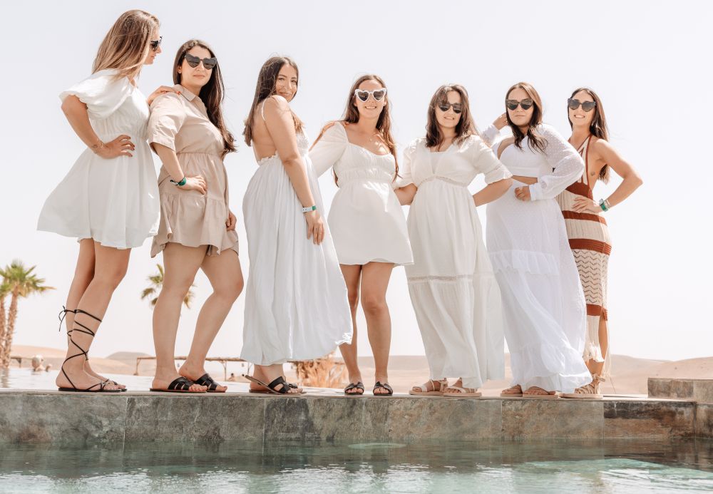 groupe evjf au bord de la piscine pour un spa evjf a marbella