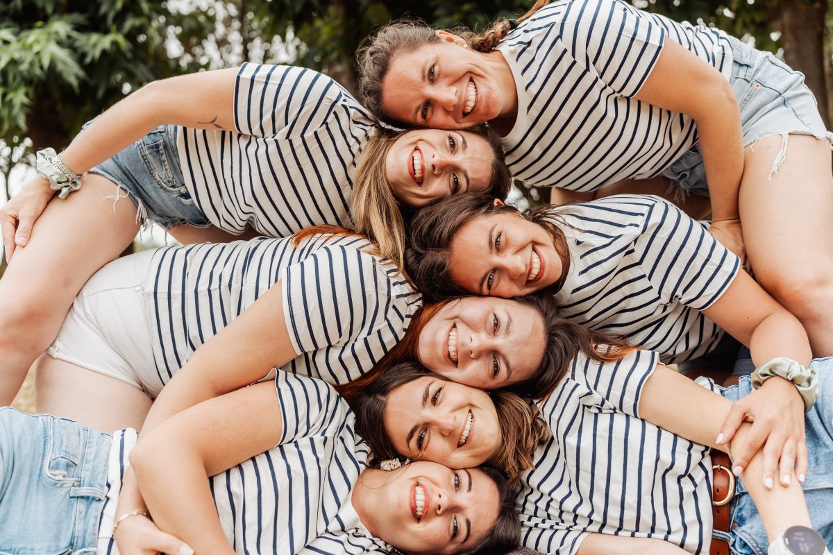 groupe de copines qui font un gage pendant un evjf groupe de copines qui font un gage pendant un evjf